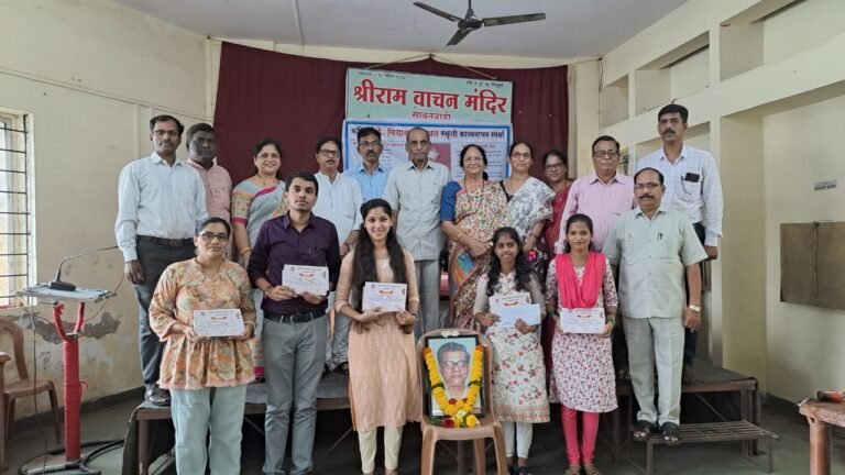 धो-धो बरसणाऱ्या पाऊसासोबत सावंतवाडीत कवयित्रींच्या काव्यधारा देखील बरसल्या.
