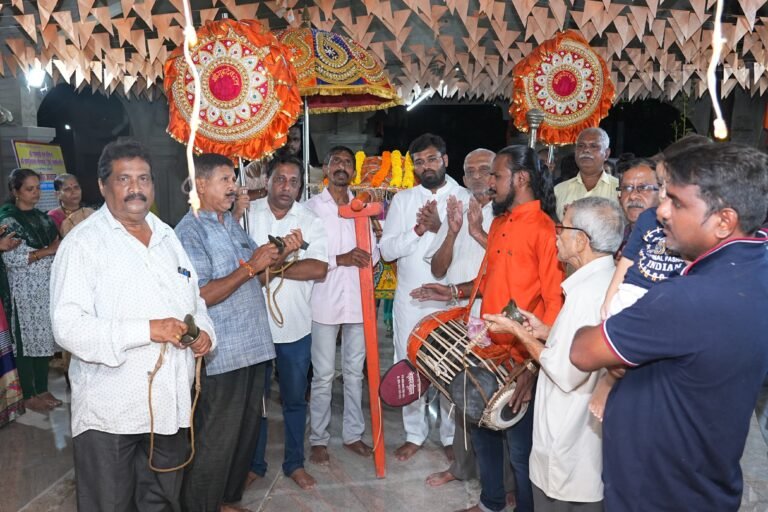 सावंतवाडीत टेंबेस्वामी जयंतीनिमित्त एकमुखी दत्त आणि टेंबेस्वामी मंदिरात भाजयूमो महाराष्ट्र प्रदेश उपाध्यक्ष विशाल परब यांनी वाहिली स्वामींची पालखी!