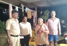 सावंतवाडी पोलिसांची माणुसकी; रस्त्यावर दोन दिवस पडलेल्या वृद्धाला पोहोचवले सुखरूप घरी