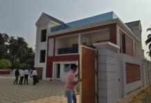 शेअर ट्रेडिंग घोटाळा : सागर कारिवडेकरच्या सावंतवाडीतील आलिशान बंगल्यावर ठाणे क्राईम ब्रँचचा छापा; पंचनामा सुरू झाल्याने शहरात खळबळ