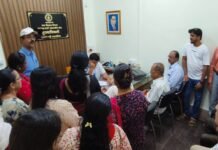 सावंतवाडीच्या सर्वोदय नगरवासीयांचा नगरपरिषदेवर धडक मोर्चा; प्रलंबित समस्यांबाबत मुख्याधिकाऱ्यांना घातले गाऱ्हाणे