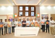 सावंतवाडीत ‘भाजप ध्वज वाटप अभियाना’चा जल्लोषी शुभारंभ; विशाल परब यांच्या हस्ते कार्यकर्त्यांना ध्वजांचे वाटप