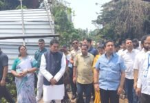 सावंतवाडी तालुक्यात वादळी वाऱ्यामुळे मोठे नुकसान; निकषाबाहेर जाऊन मदत करणार – पालकमंत्री नितेश राणे