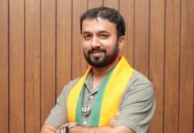 शब्दांपेक्षा कृतीच मोठी..! सामाजिक कार्यकर्ते ॲड. रुजूल पाटणकर यांनी स्वखर्चाने बुजवले रस्त्यावरील खड्डे