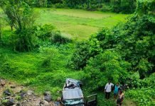 सावंतवाडीत भरधाव थार कारचा भीषण अपघात; वाहनाचा चक्काचूर, सामाजिक कार्यकर्त्यांच्या तत्परतेमुळे जखमींना वेळेवर मदत