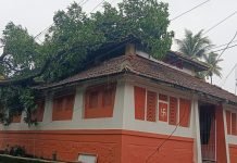 सावंतवाडीत माठेवाडीतील आत्मेश्वर मंदिरावर कोसळले आंब्याचे झाड
