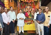 पालकमंत्री नितेश राणेंकडून सावंतवाडीत दुर्गेचे दर्शन; दुष्काळमुक्तीसाठी घातले देवीला साकडे